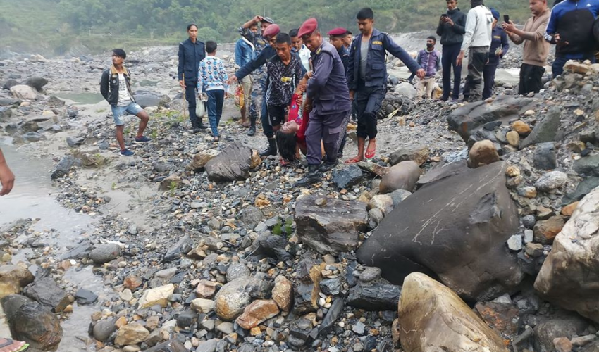 माहाकाली नदीमा बगेकी महिलाको प्रहरीद्धारा उद्दार, उपचार हुँदै