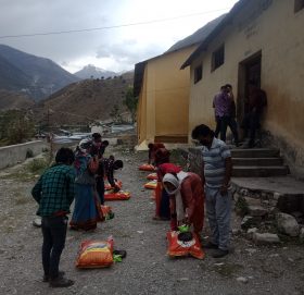 हलिया तथा विपन्न परिवारलाई खाद्यन्न सहयोग