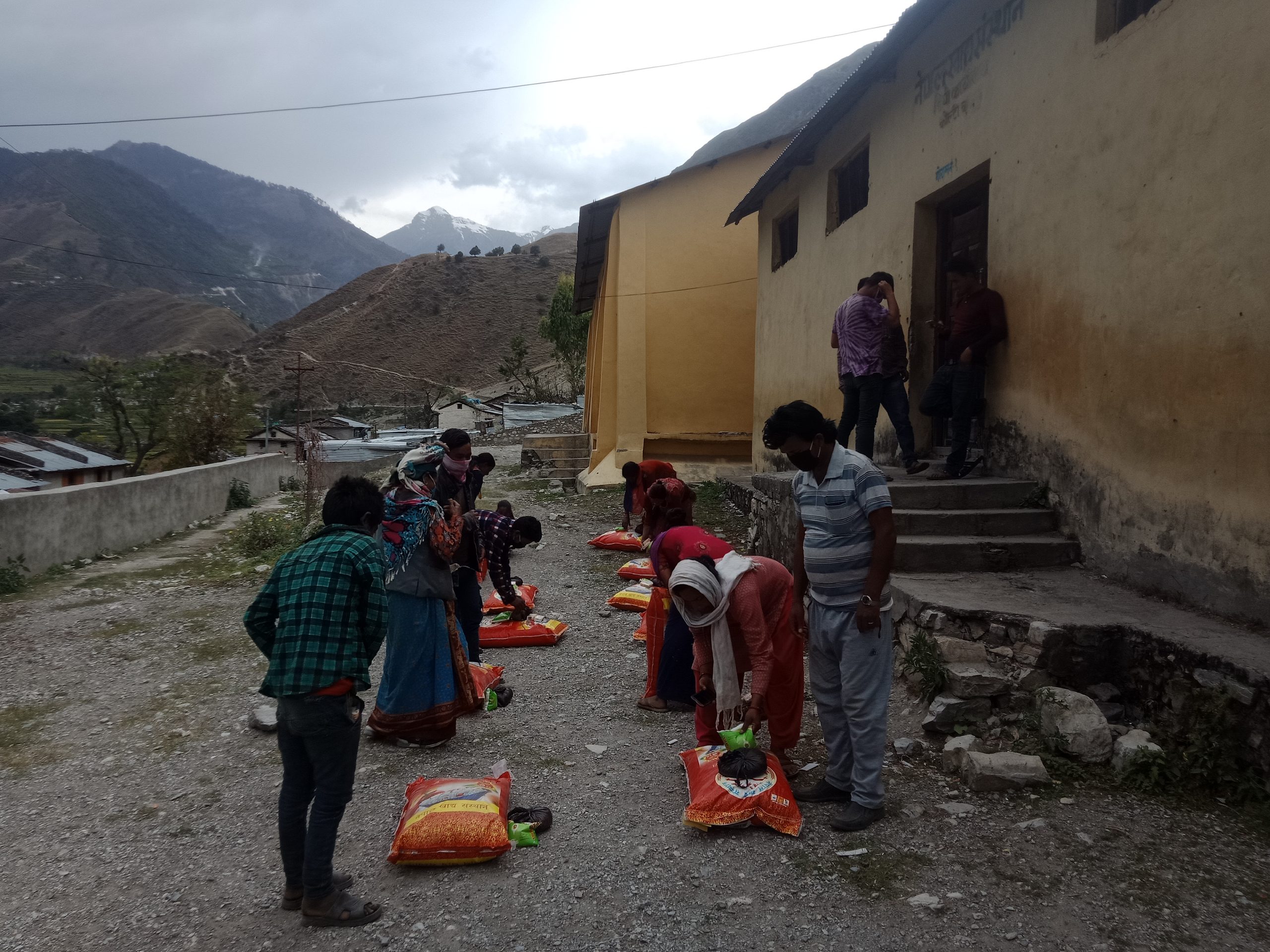 हलिया तथा विपन्न परिवारलाई खाद्यन्न सहयोग