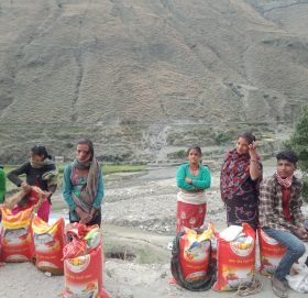 बुढिनन्दा नगरपालिकाका ८६ बिपन्न रिवारलाई खाद्यन्न सहयोग