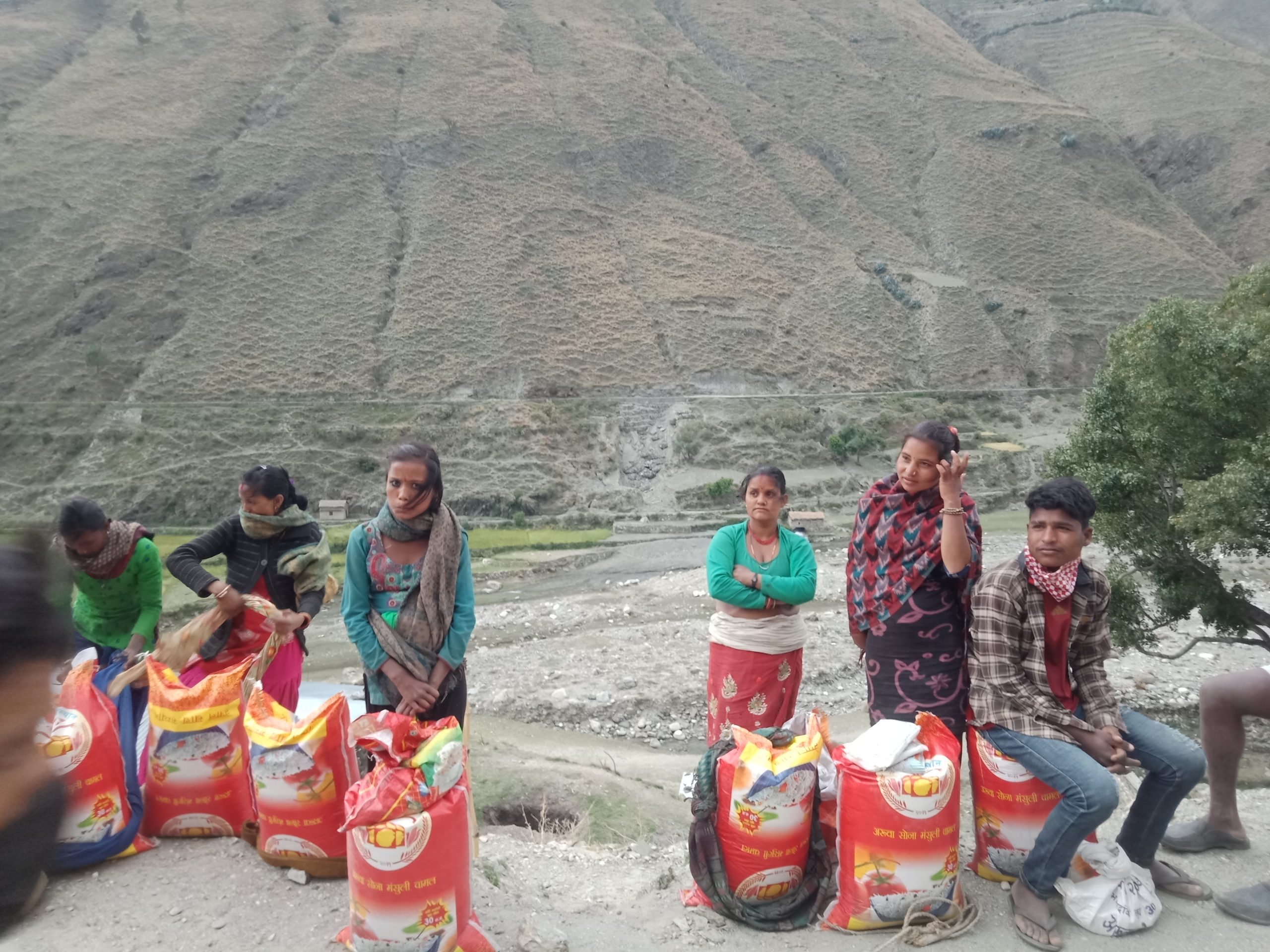 बुढिनन्दा नगरपालिकाका ८६ बिपन्न रिवारलाई खाद्यन्न सहयोग