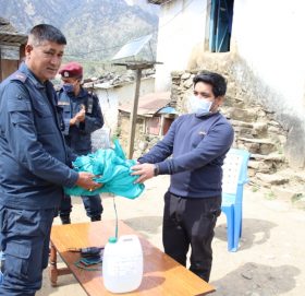 बझाङ बाजुरा सहयोग समुहद्धारा प्रहरीलाइ मास्क र सेनीटाइजर सहयोग