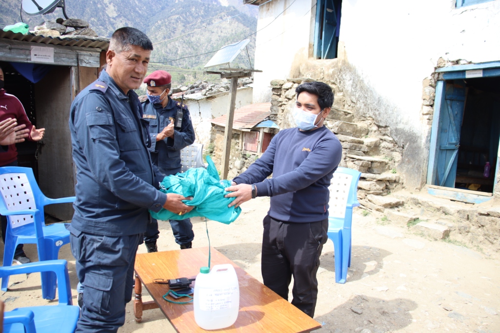 बझाङ बाजुरा सहयोग समुहद्धारा प्रहरीलाइ मास्क र सेनीटाइजर सहयोग