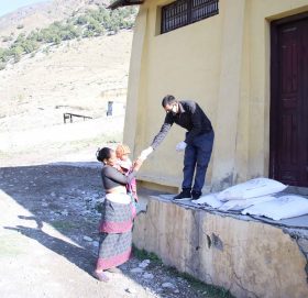 बिच्चली परिवारलाई बडिमालिका खबरले खाद्यन्न र आर्थिक सहयोग