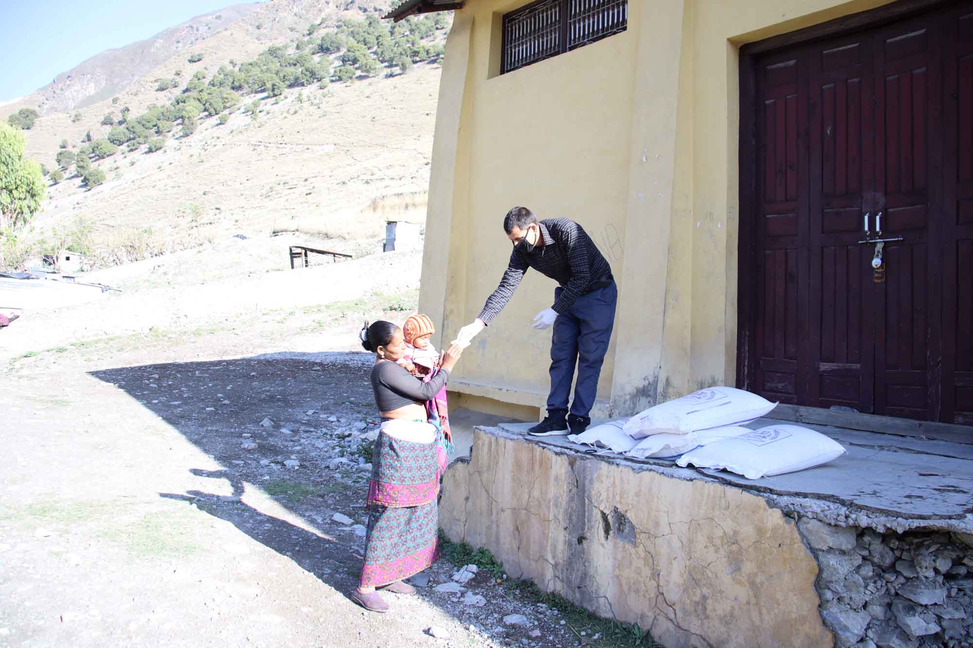 बिच्चली परिवारलाई बडिमालिका खबरले खाद्यन्न र आर्थिक सहयोग