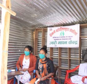 बाजुरामा हेल्थ डेस्कमा काम गर्ने स्वास्थ्यकर्मीलाई मास्क समेत छैन