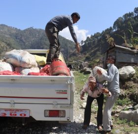 लकडाउनले तरकारी कुहिन थालेपछी, ज्ञान केन्द्रका प्रमुख घरमै पुगेर ढुवानी गर्दै