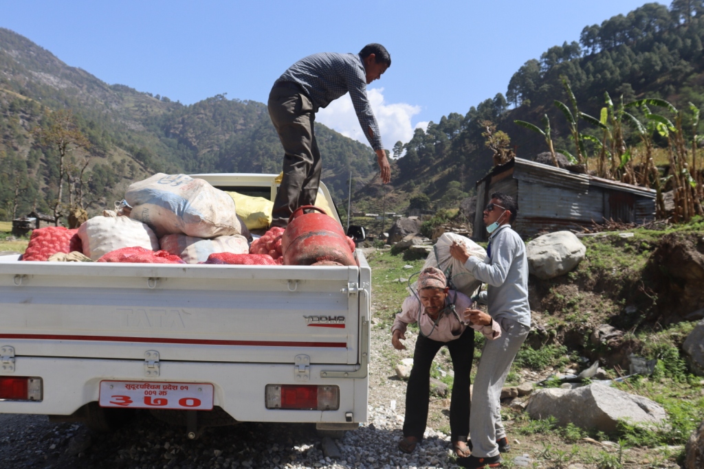 लकडाउनले तरकारी कुहिन थालेपछी, ज्ञान केन्द्रका प्रमुख घरमै पुगेर ढुवानी गर्दै
