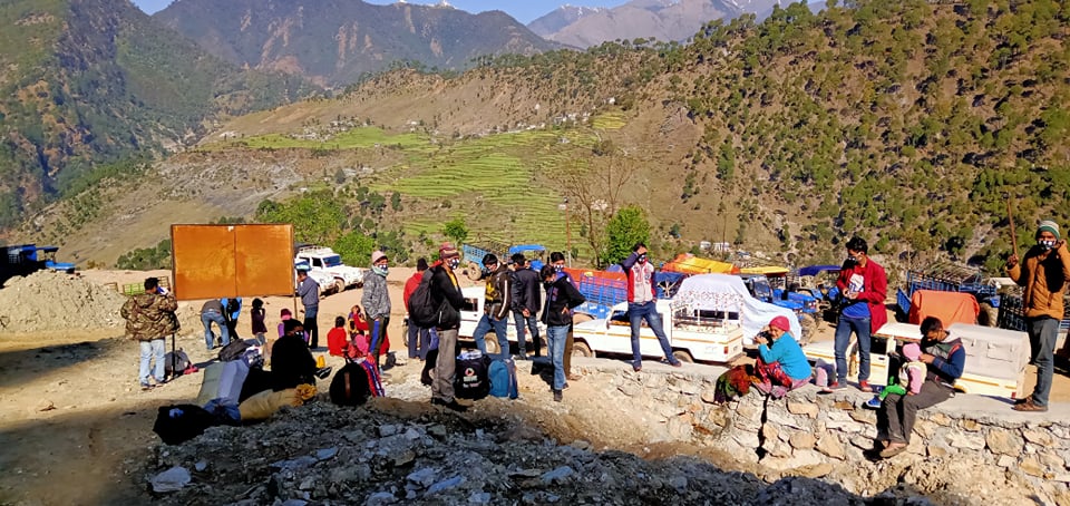 सरकार आफै लकडाउनको उल्लंघन गर्दै, बाजुरा पठाउने काम रोकिएन