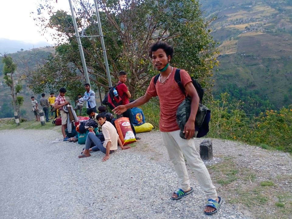 भाडा तिर्ने पैशा नभएपछी बाजुरा बाट हिडेर कैलालीको यात्रामा