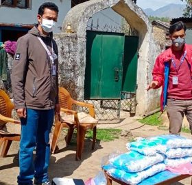 अमेरिकामा बस्ने बाजुराकि चेलीले बाजुराका स्वास्थ्यकर्मीलाइ सर्जिकल मास्क सहयोग