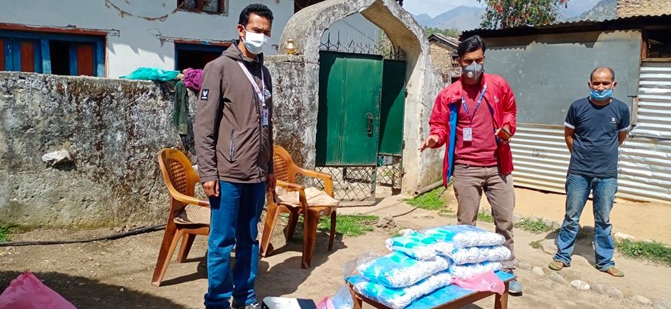 अमेरिकामा बस्ने बाजुराकि चेलीले बाजुराका स्वास्थ्यकर्मीलाइ सर्जिकल मास्क सहयोग