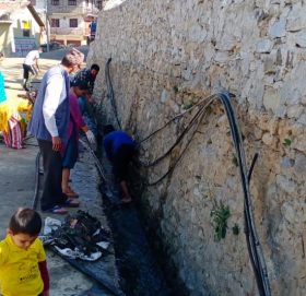 टोल सरफाईमा सहयाेग गर्न नगर प्रमुख पदम बडुवाल पुगेपछि‍……..