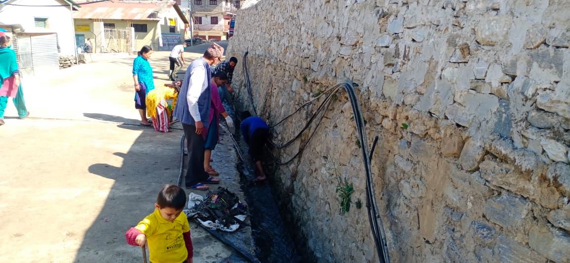 टोल सरफाईमा सहयाेग गर्न नगर प्रमुख पदम बडुवाल पुगेपछि‍……..