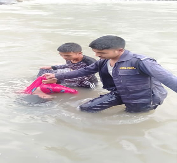 २ जना प्रहरी हिरोहरु को हुन ? जसले महाकालीमा हेलीएर महिलाको ज्यान बचाए