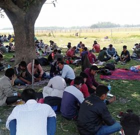 भारतबाट आएका १५८ नेपालीको खेतमा बास