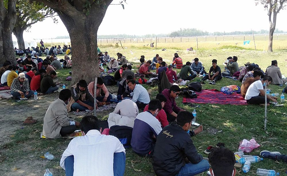 भारतबाट आएका १५८ नेपालीको खेतमा बास