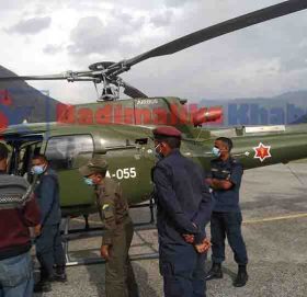 सेनाको हेलिकप्टरबाट घाइते वालकलाई उपचारका लागि नेपालगन्ज लगियाे