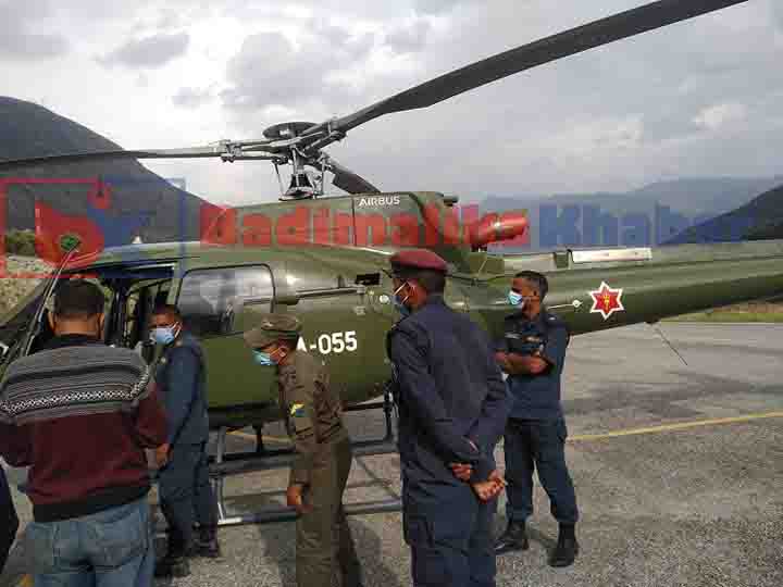 सेनाको हेलिकप्टरबाट घाइते वालकलाई उपचारका लागि नेपालगन्ज लगियाे