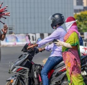 भीडभाड रोक्न प्रहरीलाई ‘कोरोना हेल्मेट’