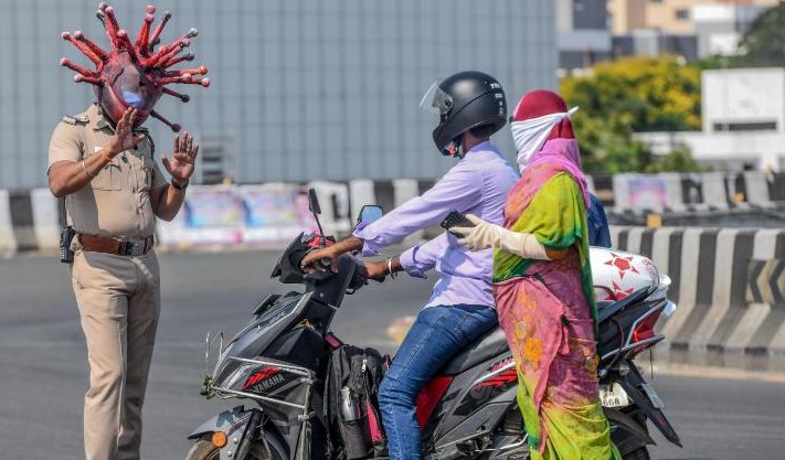 भीडभाड रोक्न प्रहरीलाई ‘कोरोना हेल्मेट’