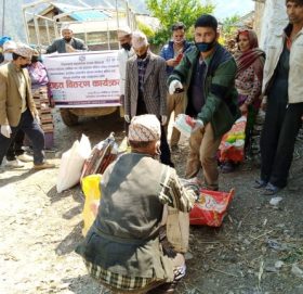 विपन्न श्रमीक र व्यसाहारा परिवारलाई साहारा दिदै वडाअध्यक्ष