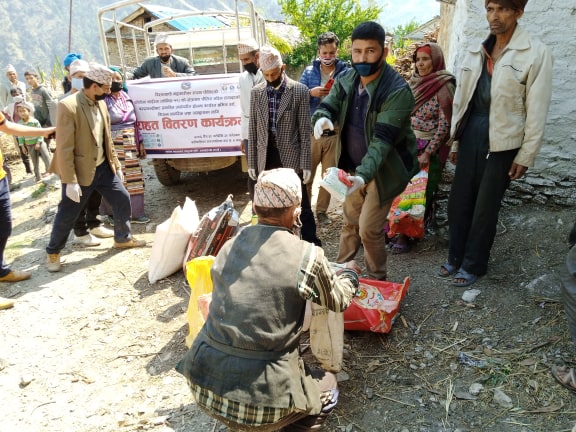 विपन्न श्रमीक र व्यसाहारा परिवारलाई साहारा दिदै वडाअध्यक्ष