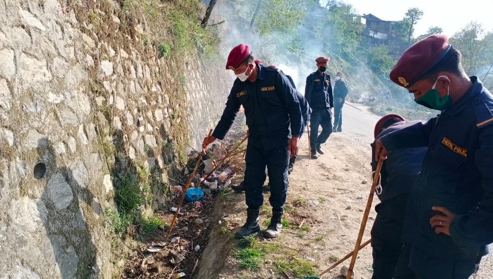 बाजुराका डिएसपी भट्टराई बजार देखी राजमार्ग सरसफाई अभियानमा