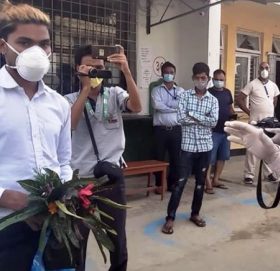 १६ दिनमा कोरोनालाई जितेर घर फर्किए कैलालीका संक्रमित युवक