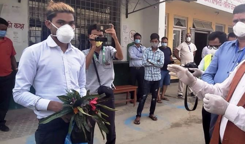 १६ दिनमा कोरोनालाई जितेर घर फर्किए कैलालीका संक्रमित युवक