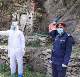 बुढिनन्दा नगरपालिकामा घरमै पुगेर कोरोनाका लक्षण बारे चेकजाँच शुरु