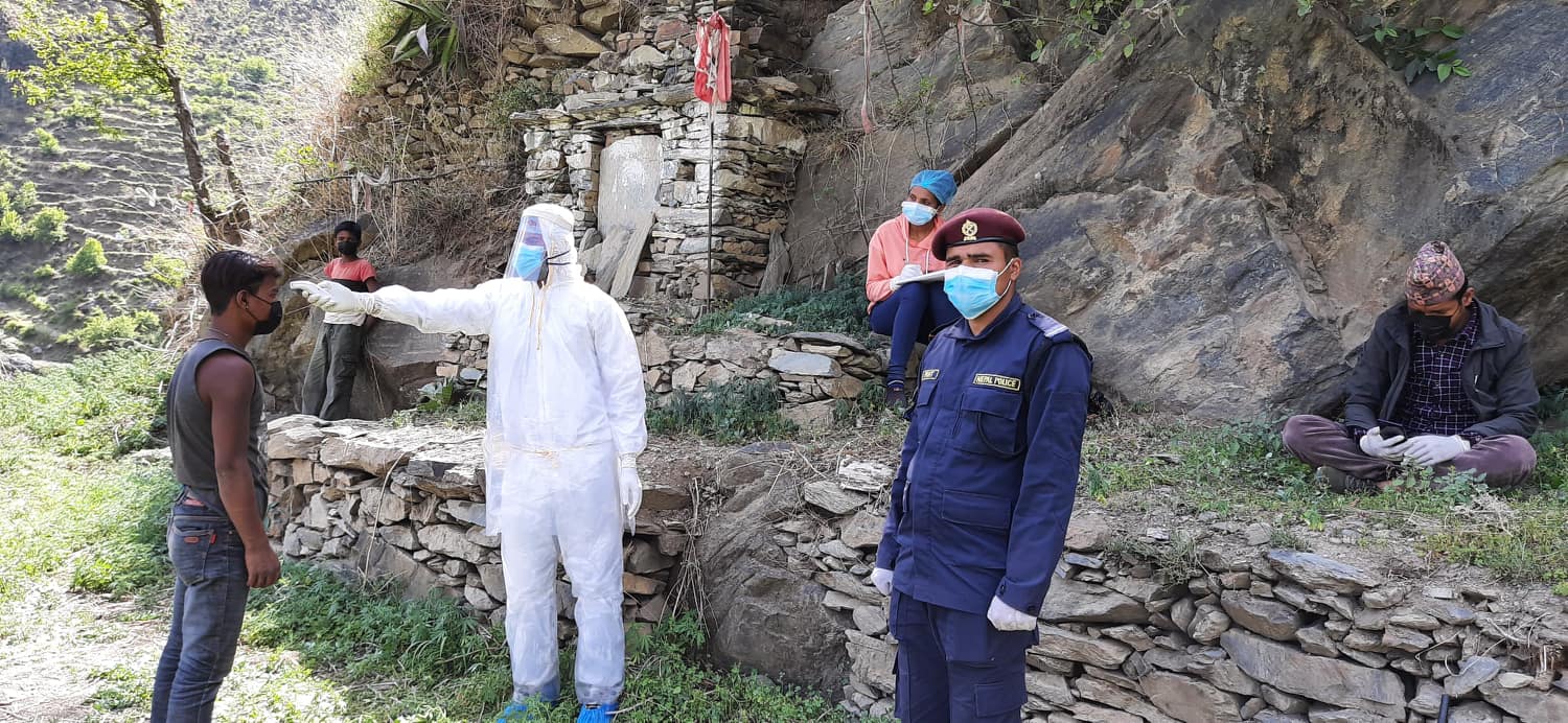 बुढिनन्दा नगरपालिकामा घरमै पुगेर कोरोनाका लक्षण बारे चेकजाँच शुरु