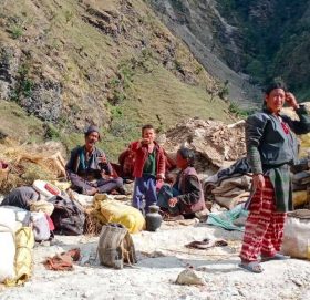 घरमा पुगेर मर्ने आशले शास बाेकेर रातभरी हिड्छाै भाेटे जनजातीकाे पिडा