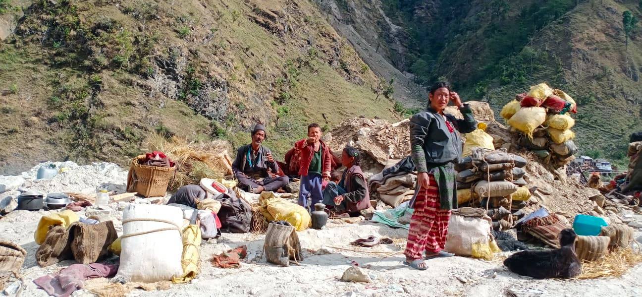 घरमा पुगेर मर्ने आशले शास बाेकेर रातभरी हिड्छाै भाेटे जनजातीकाे पिडा