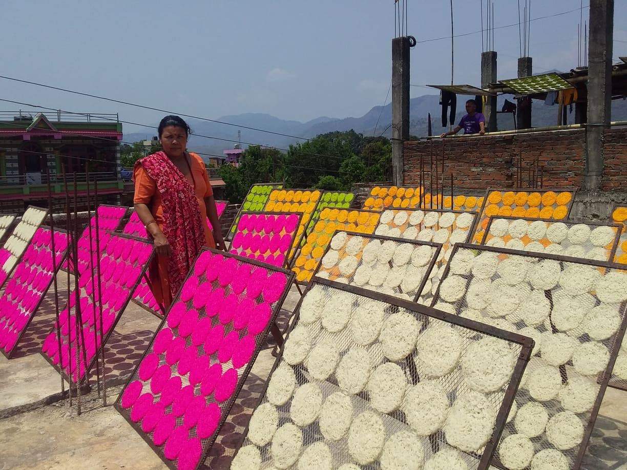 लकडाउन  रामपुरका महिला झिनिया उत्पादनमा व्यस्त