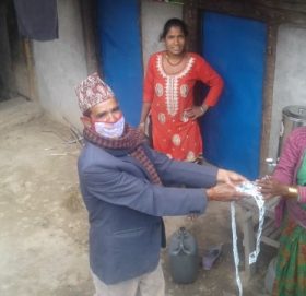 नेकपा संगठन कमिटि अध्यक्ष तिमिल्सिनाले साबुन र स्याम्पु बितरण