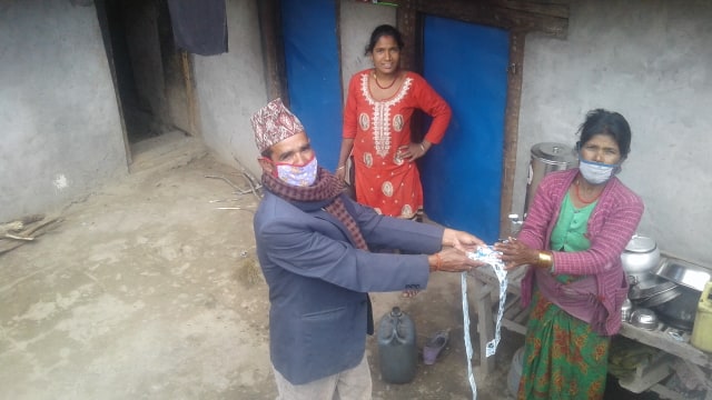 नेकपा संगठन कमिटि अध्यक्ष तिमिल्सिनाले साबुन र स्याम्पु बितरण