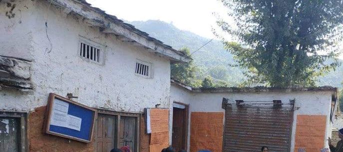 राहतमा पक्षपात गरेको भन्दै केआईसिंह–६को वडा कार्यालयमा तालाबन्दी