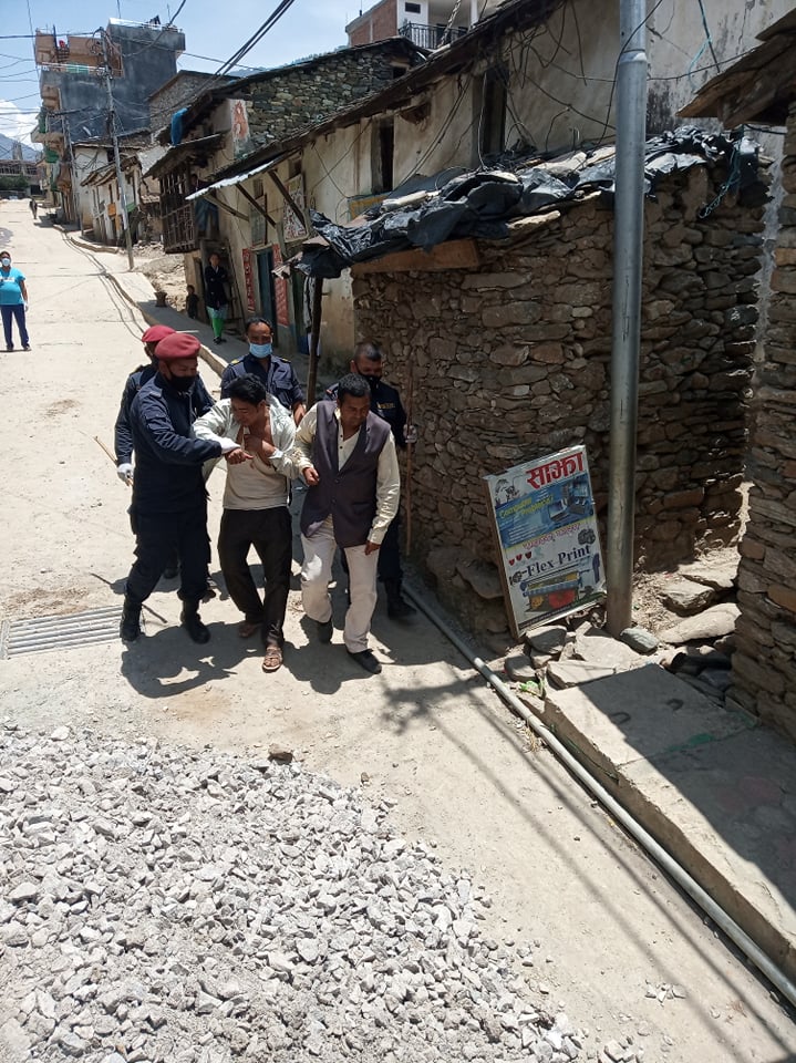 वडाअध्यक्ष सहित दुई जना मदिरा सेवन गरी होहल्ला गरिरहेको बेला पक्राउ