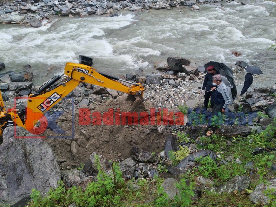 कोरोना बाट मृत्यु भएकि वालिकाको शब ब्यबस्थापनमा नगर प्रमुख बडुवाल आफै पुगे