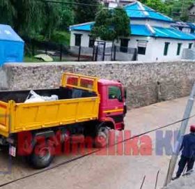 कोरोना बाट मृत्यु भएकि वालिकाको शब बडिमालिकाको टिफरले बोकेर लग्यो