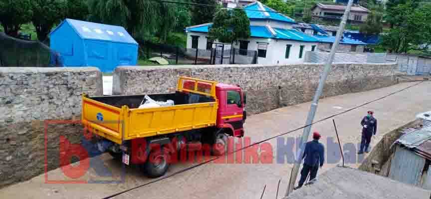 कोरोना बाट मृत्यु भएकि वालिकाको शब बडिमालिकाको टिफरले बोकेर लग्यो