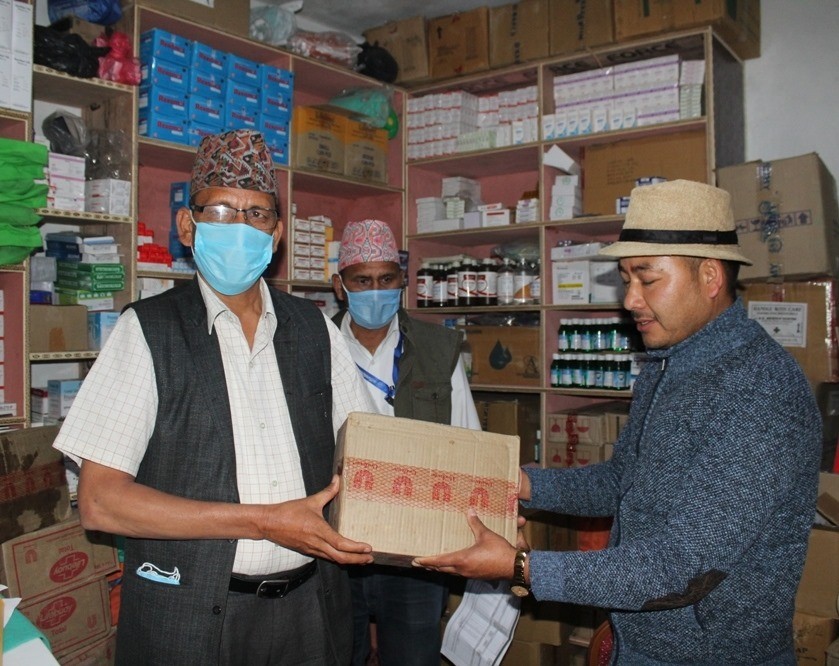 पीसविन  बाजुराद्धारा जिल्लाका तीन स्थानीय तहलाई स्वास्थ्य सामग्री हस्तान्तरण