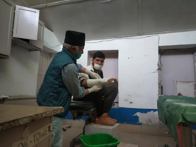 डडेल्धुरामा दुई महिना निःशुल्क सेवा दिएर बझाङ पुगे डा गोविन्द केसी