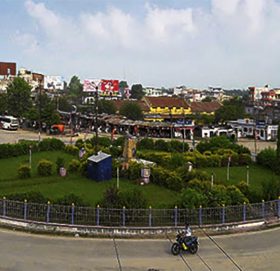 अत्तरियामा अलपत्र मजदुर र विद्यार्थी : तीन दिन भयो खाना पाएका छैनौं, अब कहाँ जाने ?