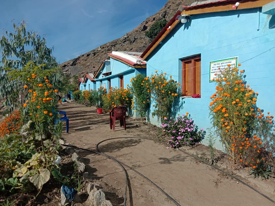 स्वास्थ्यकर्मी दम्पतीले वालगृहलाइ खाद्यन्न सहयोग