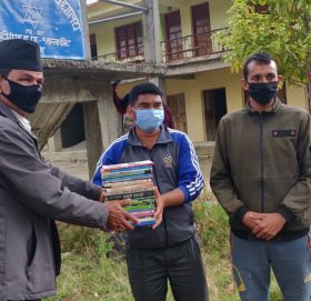 नेबिसघका नेता रावलद्धारा त्रिशत्ति क्वारेन्टाईनमा रहेकालाई पुस्तक बितरण