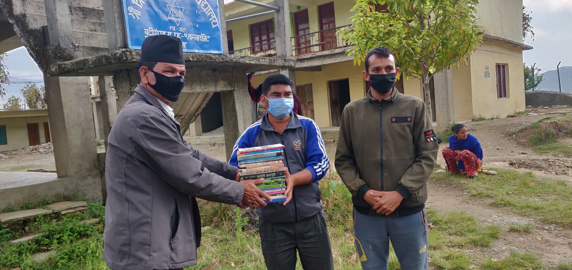 नेबिसघका नेता रावलद्धारा त्रिशत्ति क्वारेन्टाईनमा रहेकालाई पुस्तक बितरण