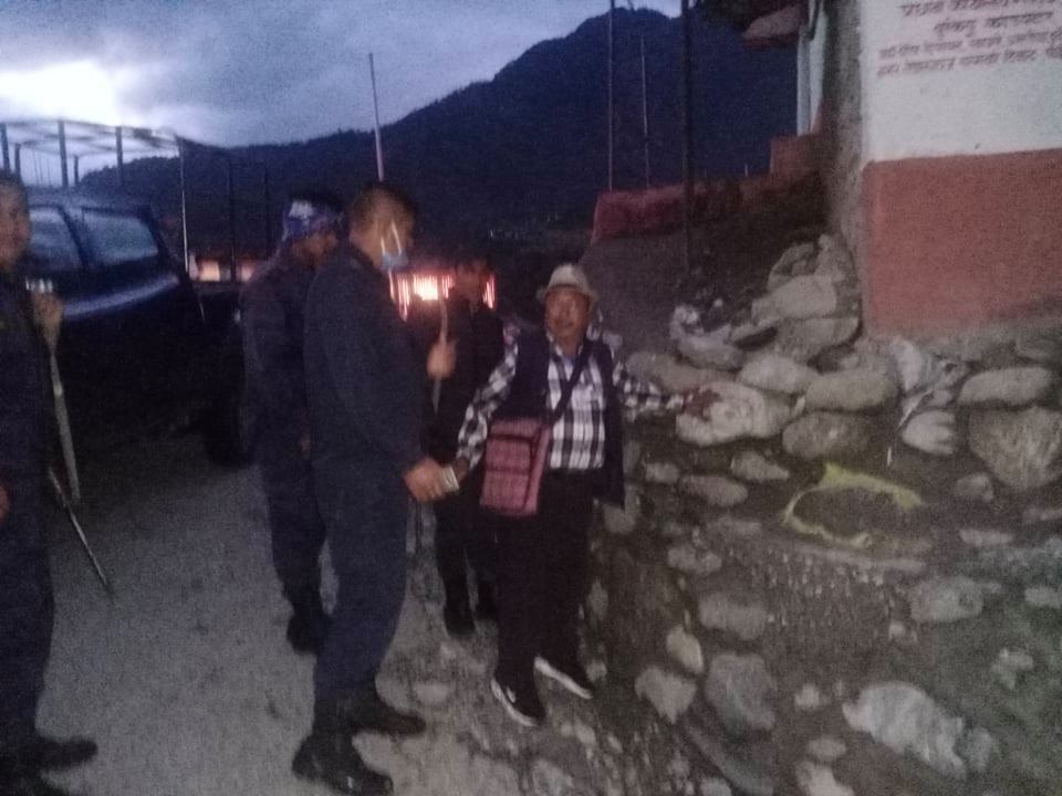 बजार अनुगमनमै गएका अनुगमन समितिका सदस्य नै प्रहरी नियन्त्रणमा