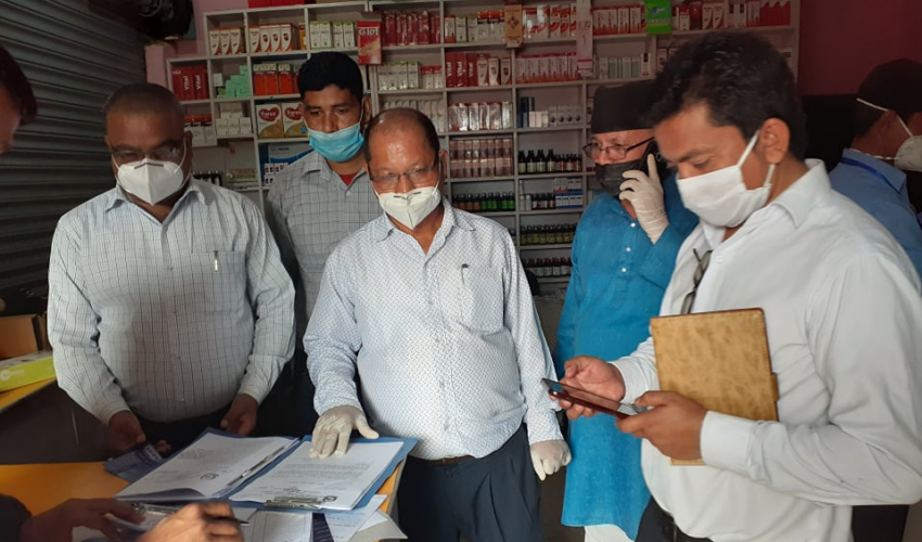 मास्कमा कालोबजारी गर्ने अत्तरियाको हिमाल फार्मेसीलाई दुई लाख जरिवाना